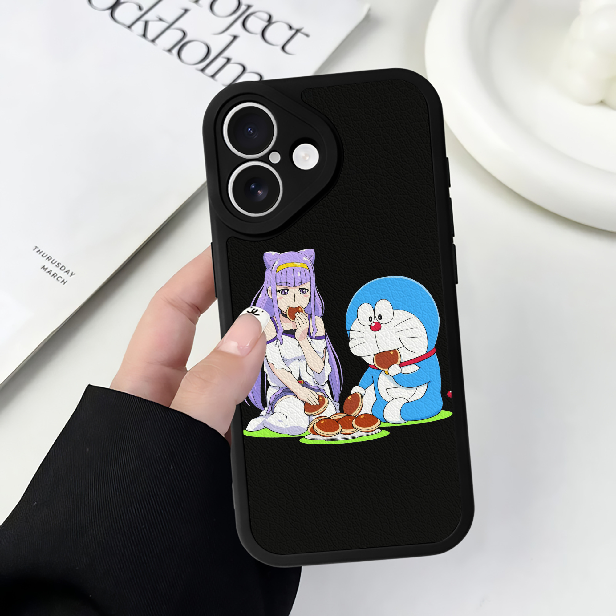 （画像用） ドラえもん Doraemon 【iPhone 16シリーズ対応】シリコンスマホケース（レザー調） 材質：シリコン